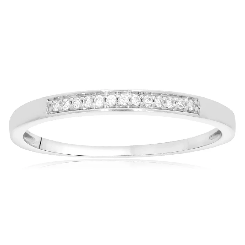 9ct White Gold Ring with 13 Diamonds